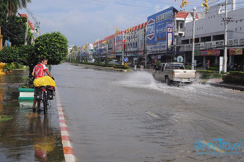 monsoni thailandia in bici