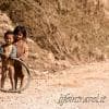 Bimbi nella polvere