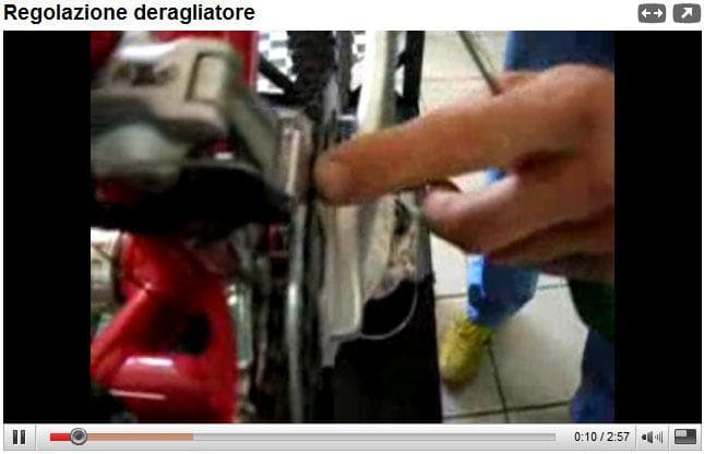 Regolare il deragliatore anteriore