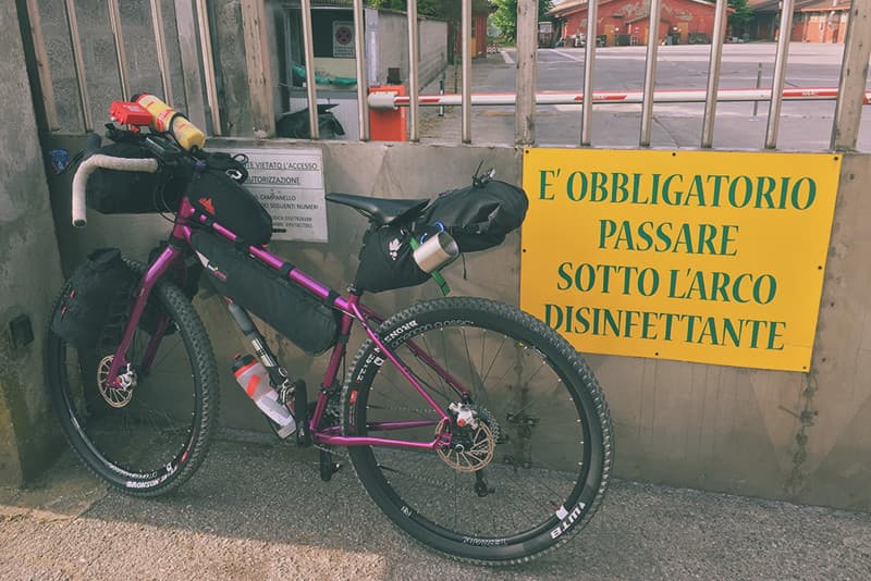 Bici in assetto bikepacking