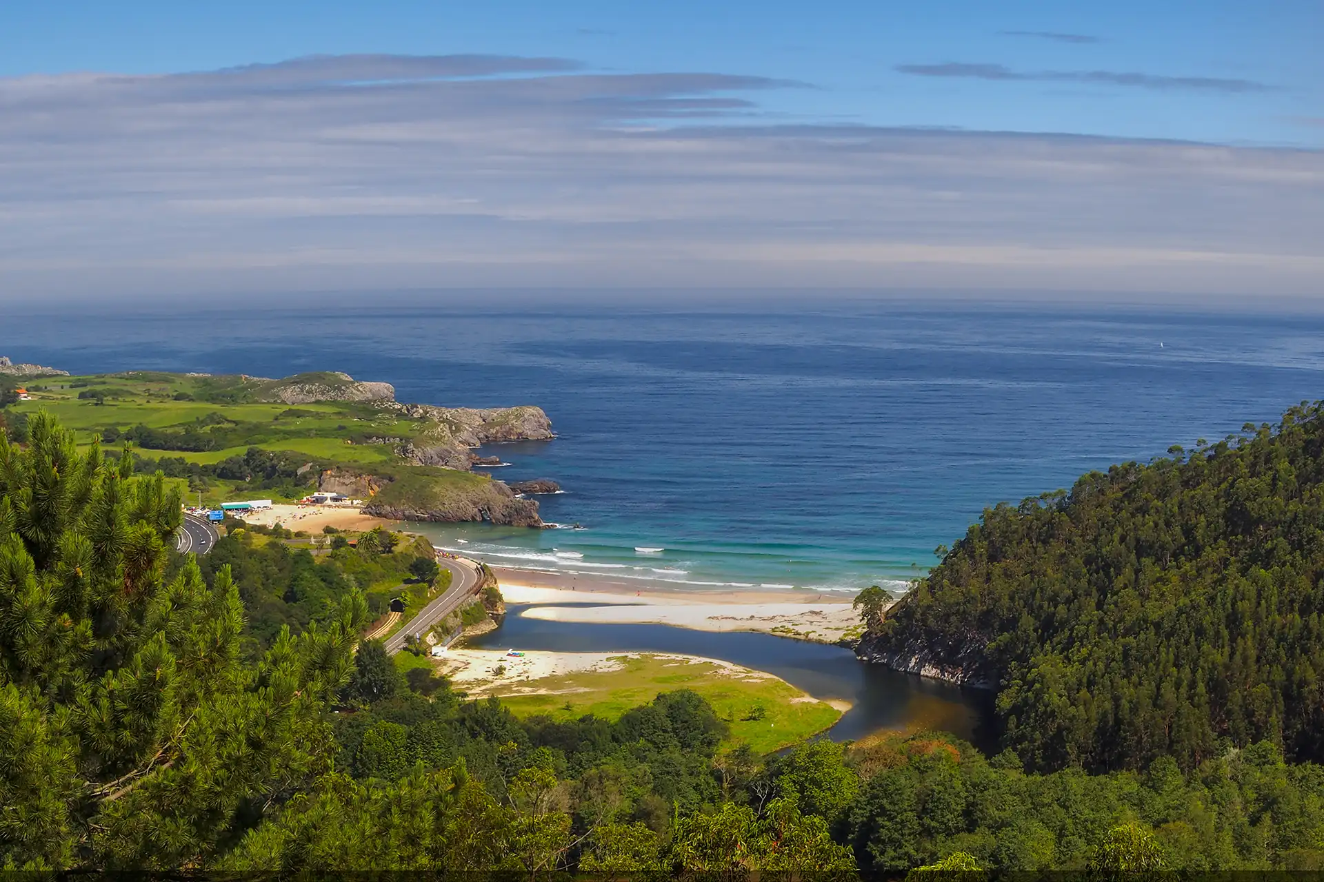 Panorama della spiaggia di San Antolín e del fiume Bedón Per Turismo Asturias