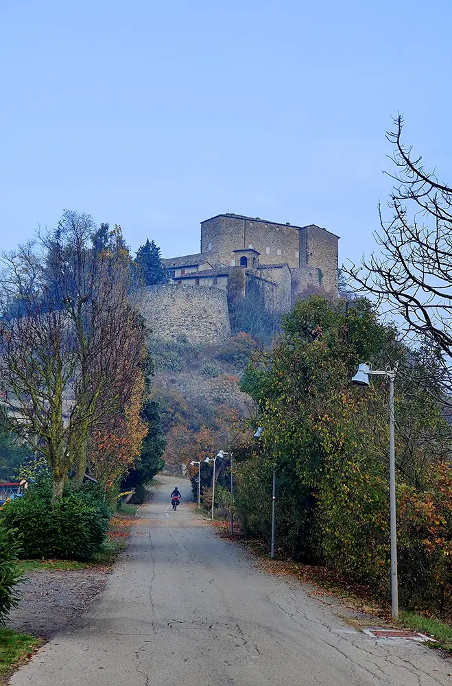 in bici al purgatorio rossena castello