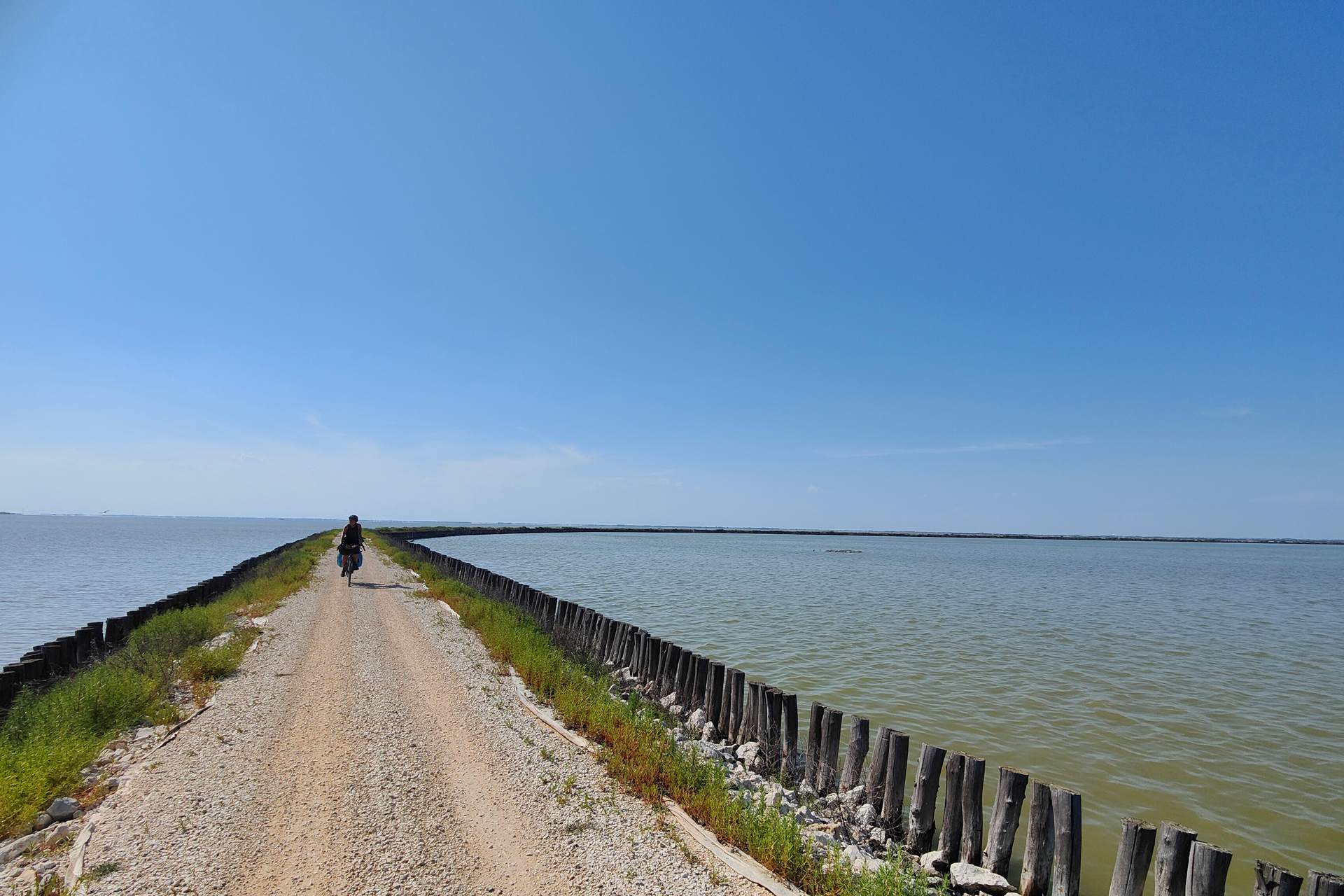 Argine degli Angeli in bici nelle Valli di Comacchio: sospesi tra cielo e acqua