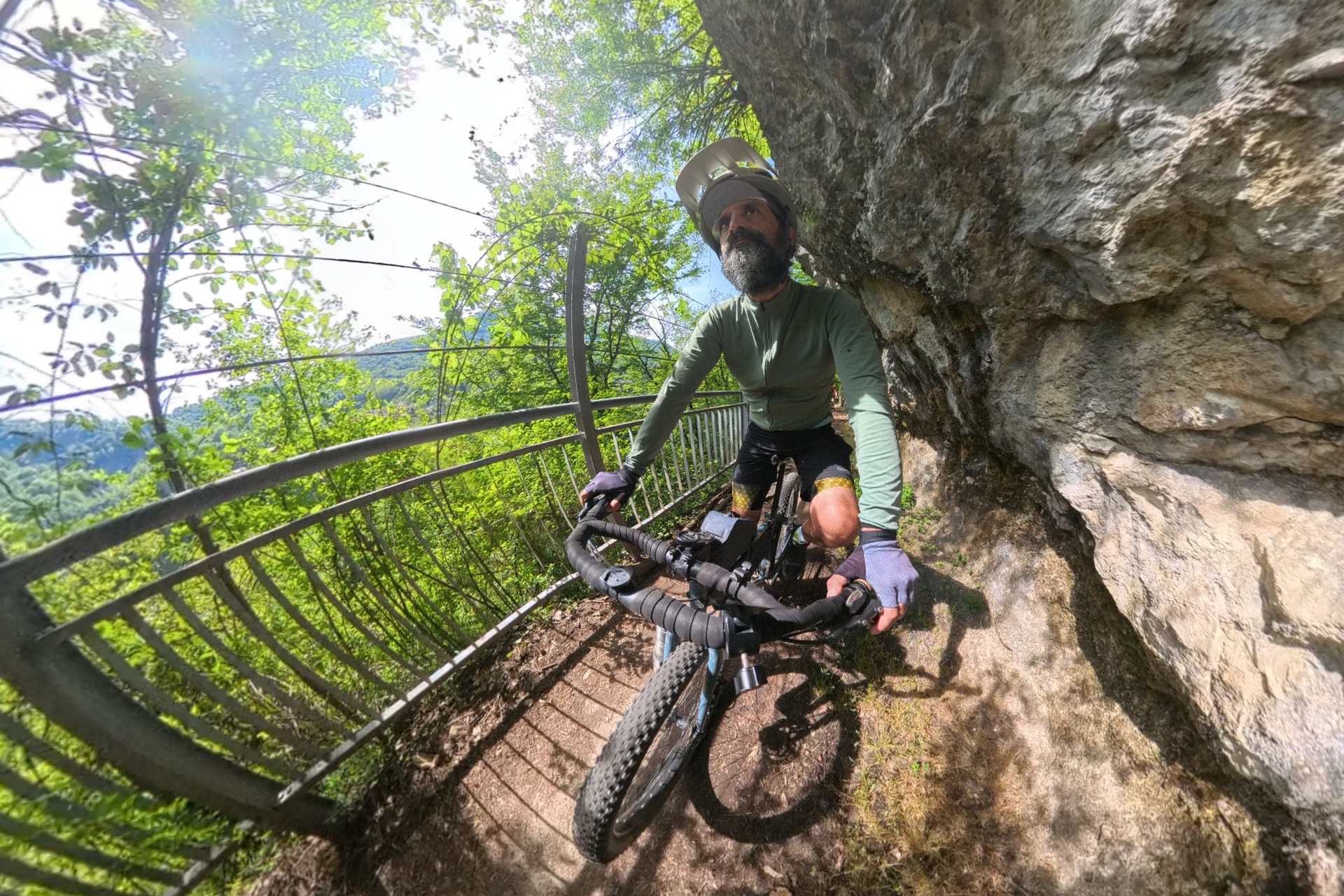 Anello prealpino bergamasco: tra arte romanica, salite iconiche e ciclabili sospese