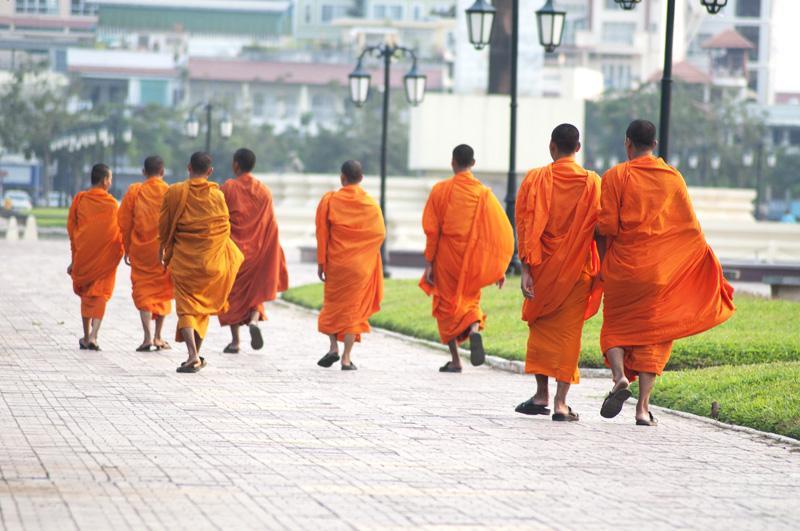 monaci phnom penh camminata