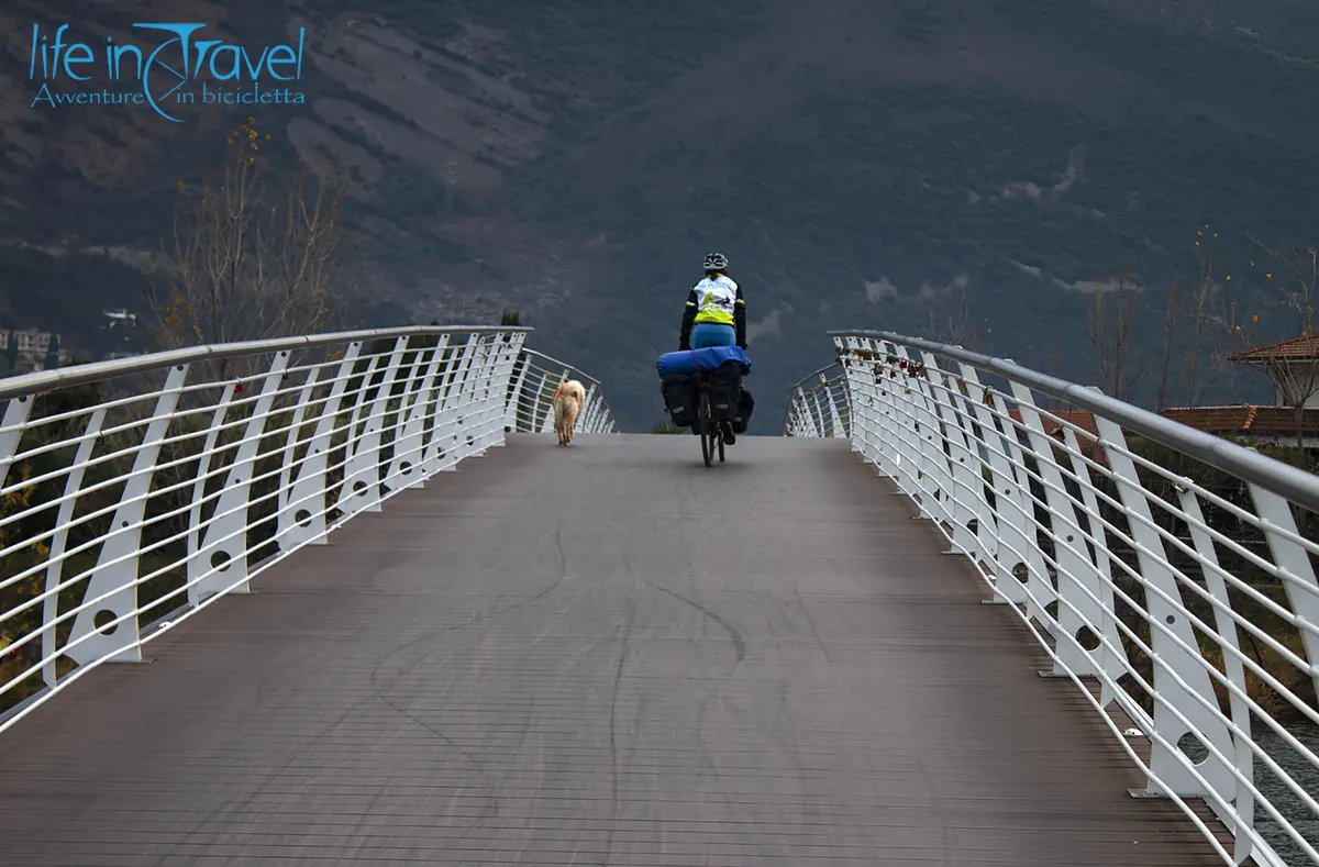 passerella sarca garda in bici