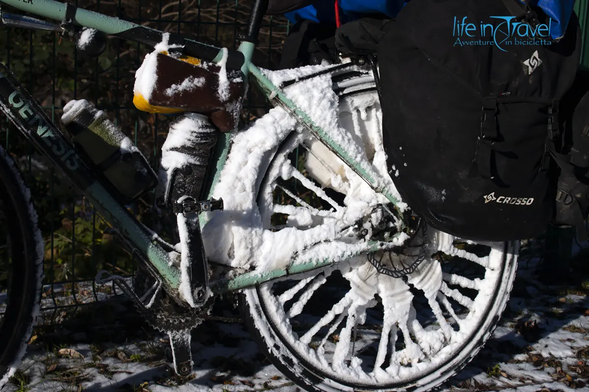 bici coperta di neve