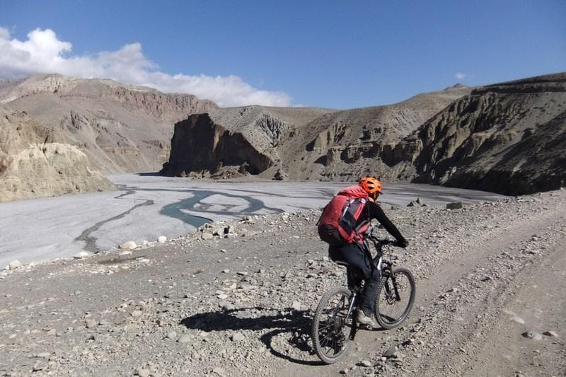 pedalando nel mustang valle di kali gandaki