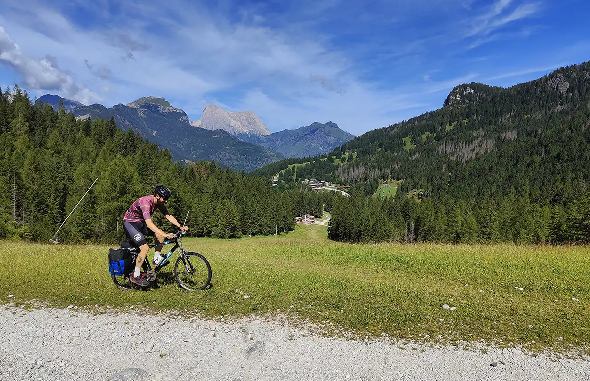 giro monte civetta in gravel marmolada alle spalle