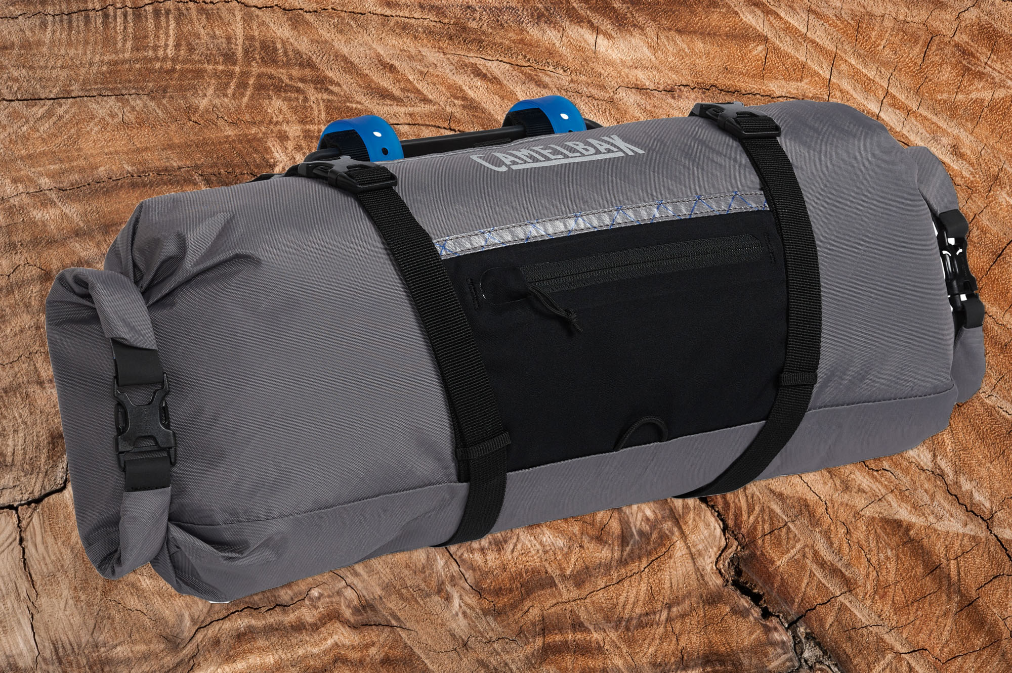 Recensione CamelBak M.U.L.E. 9 Handlebar Pack: la borsa da manubrio capiente e stabile per il bikepacking