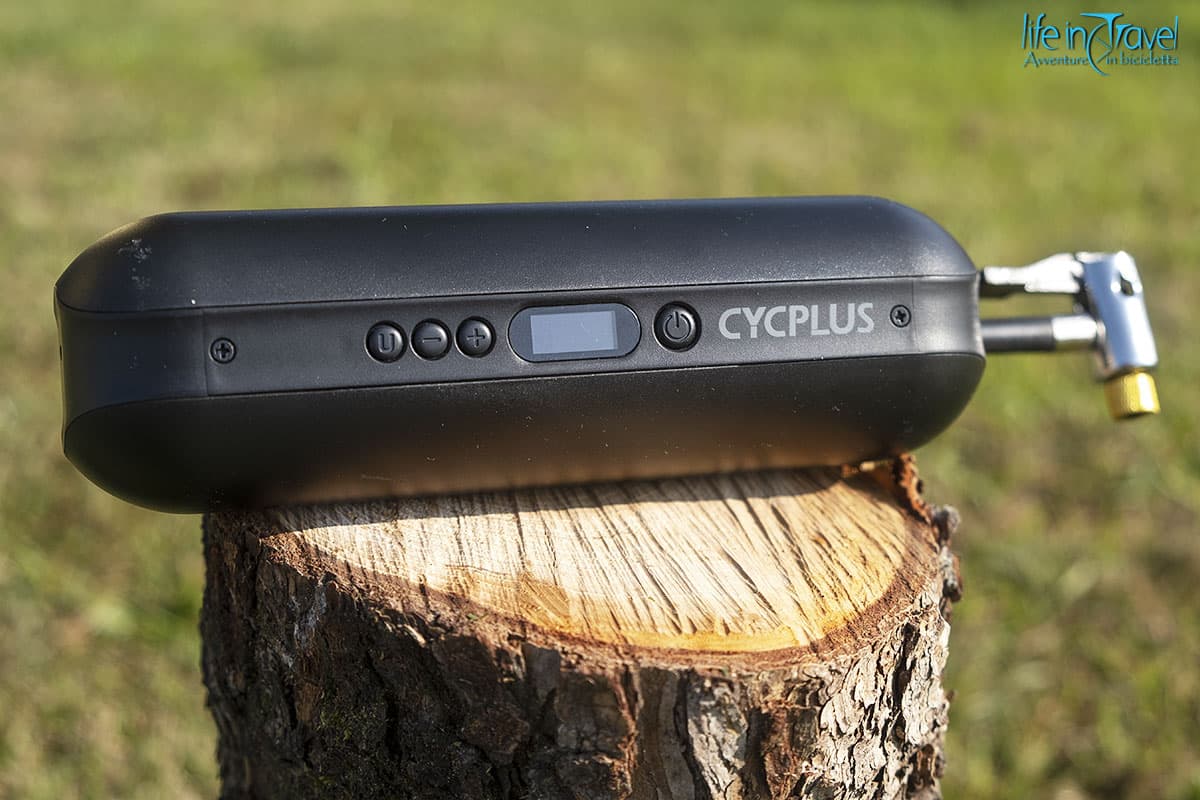 Pompa elettrica per bici portatile: recensione della Cycplus A3 - Life in  Travel