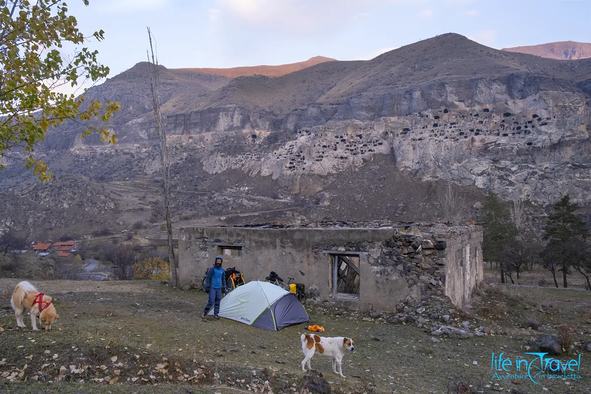 32 campeggio a vardzia