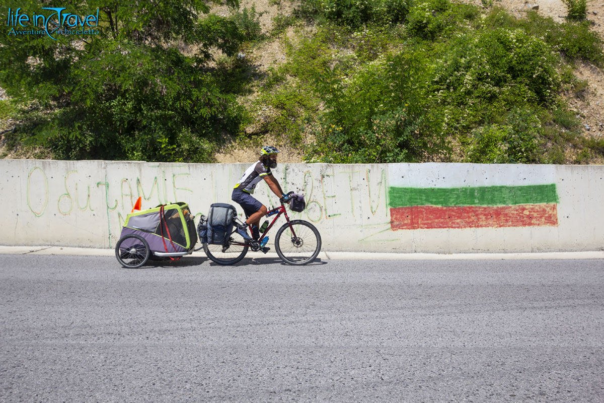 09 Bulgaria bike adventure bandiera