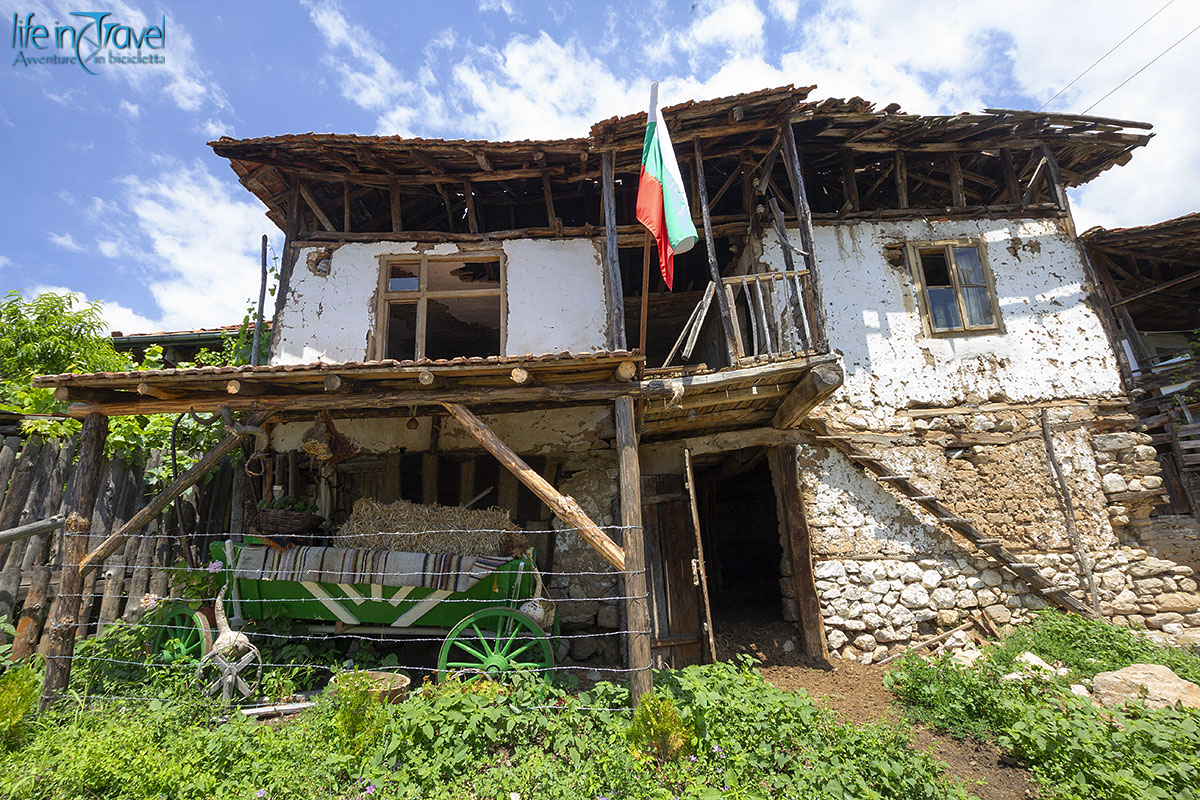 13 bulgaria in bici casa abbandonata