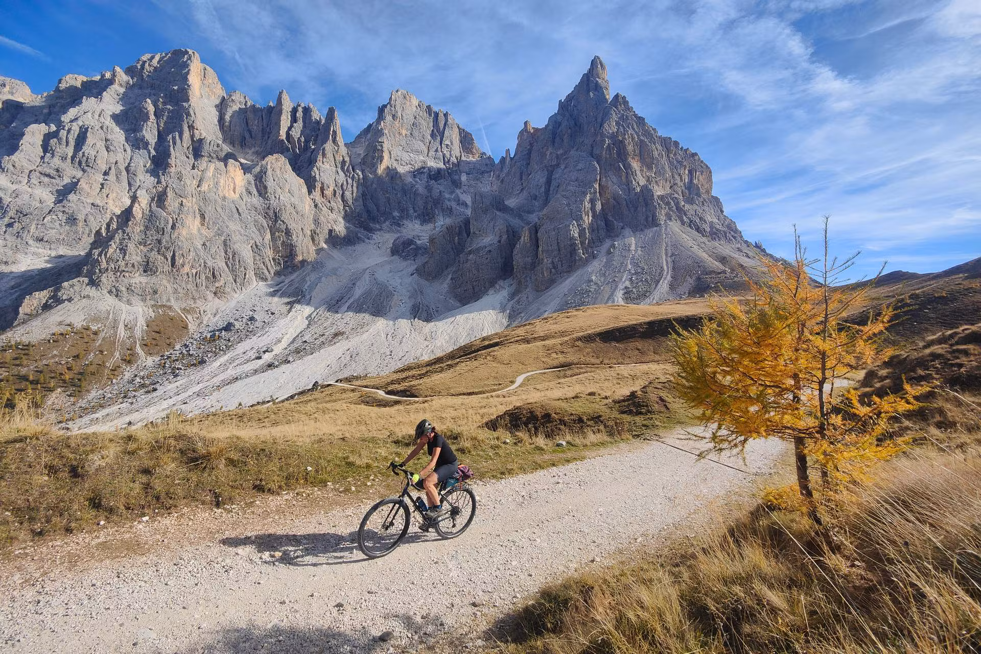 Tra le guglie di dolomia: itinerario gravel da Predazzo alla Val Venegia