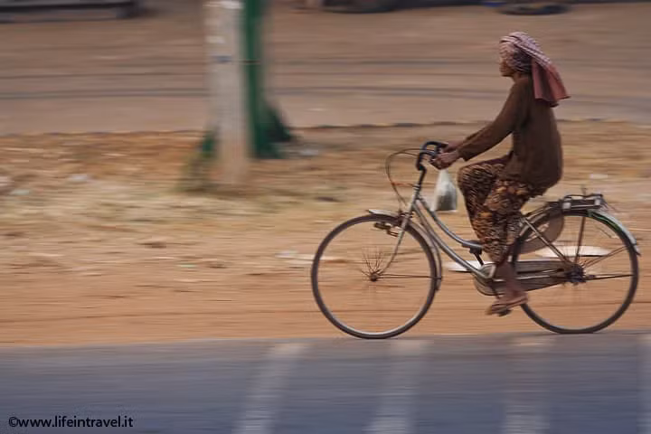 Donne in bicicletta: viaggio ad ostacoli per il mondo