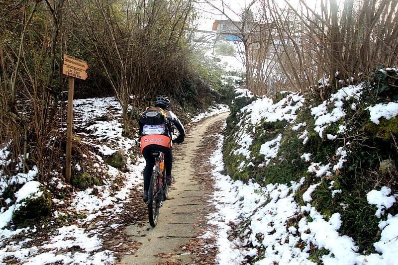 En Bici al Santuario de Nuestra Señora della Ceriola en la isla lacustre más alta de Europa · lifeintravel.it