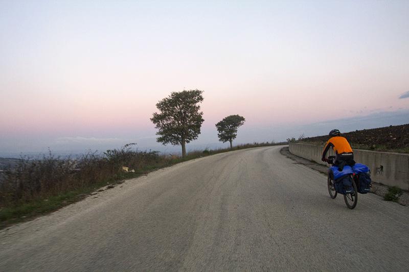pedalando al tramonto