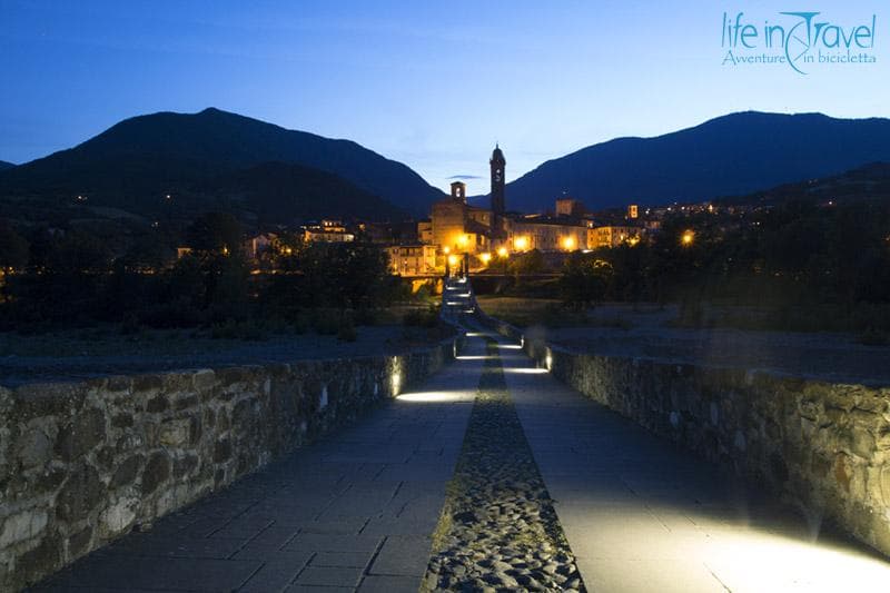 ponte gobbo illuminato
