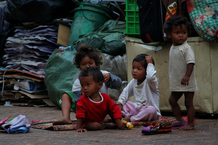 bambini strada phnom penh cambogia