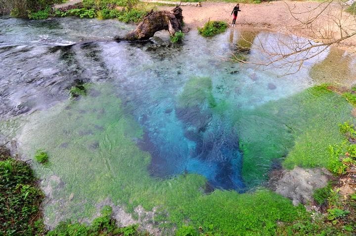 sorgente occhio blu
