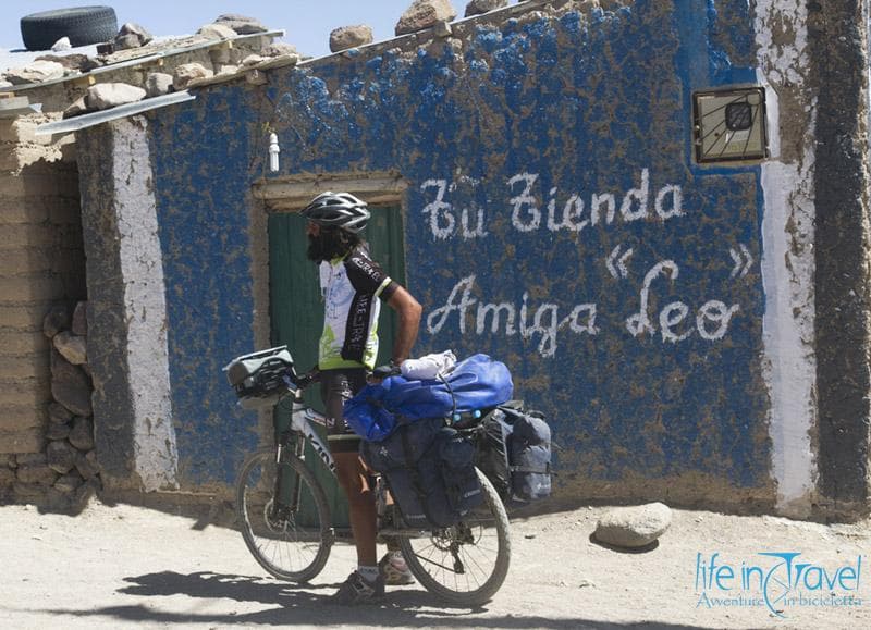 Salar de Uyuni by bicycle tienda leo