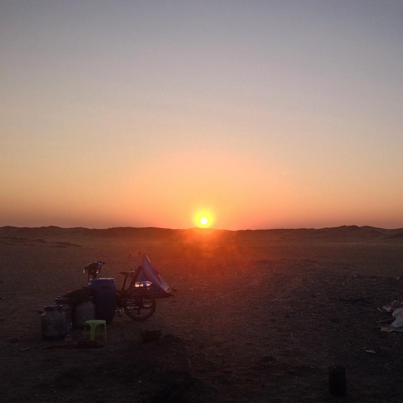 tramonto mongolia deserto