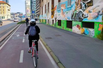 Mentre i ciclisti muoiono la legge di bilancio 2023 azzera i fondi per le ciclabili urbane