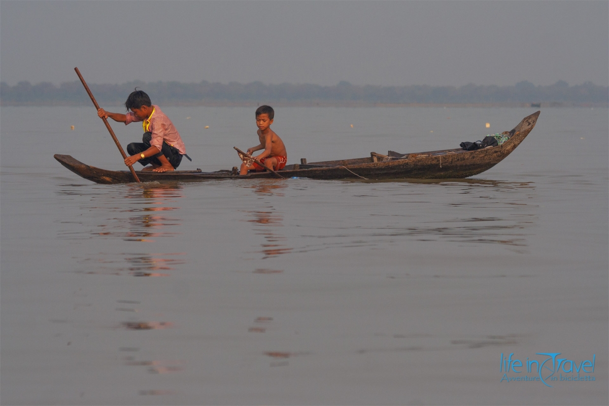 Giovani pescatori sul Tonle Sap